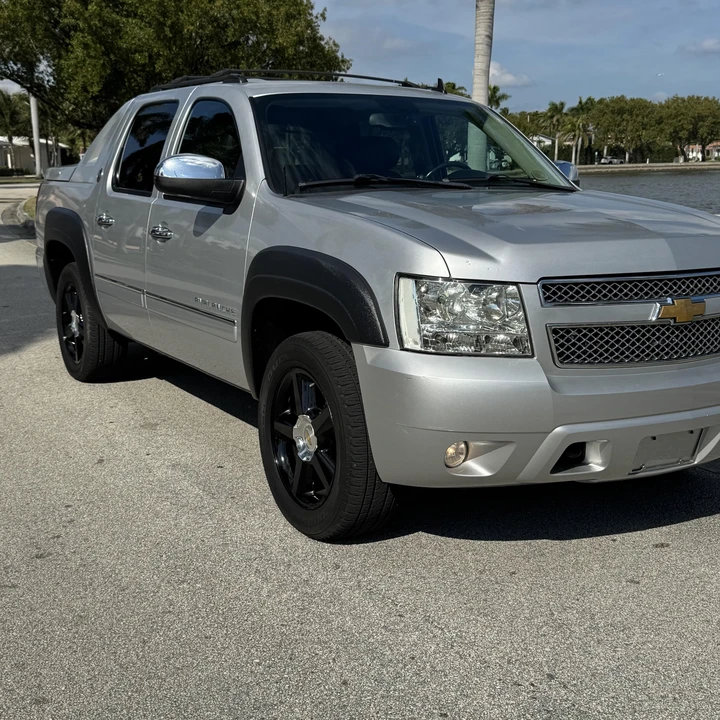 2013 Chevrolet Avalanche - Image 3 of 12