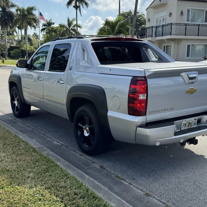 2013 Chevrolet Avalanche - Image 9 of 12