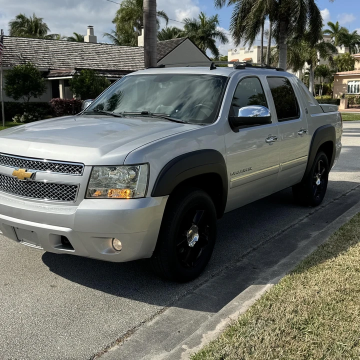 2013 Chevrolet Avalanche - Image 5 of 12