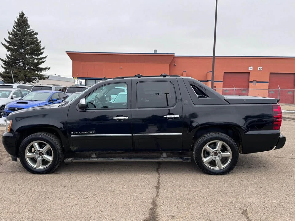 2013 Chevrolet Avalanche - Image 8 of 17