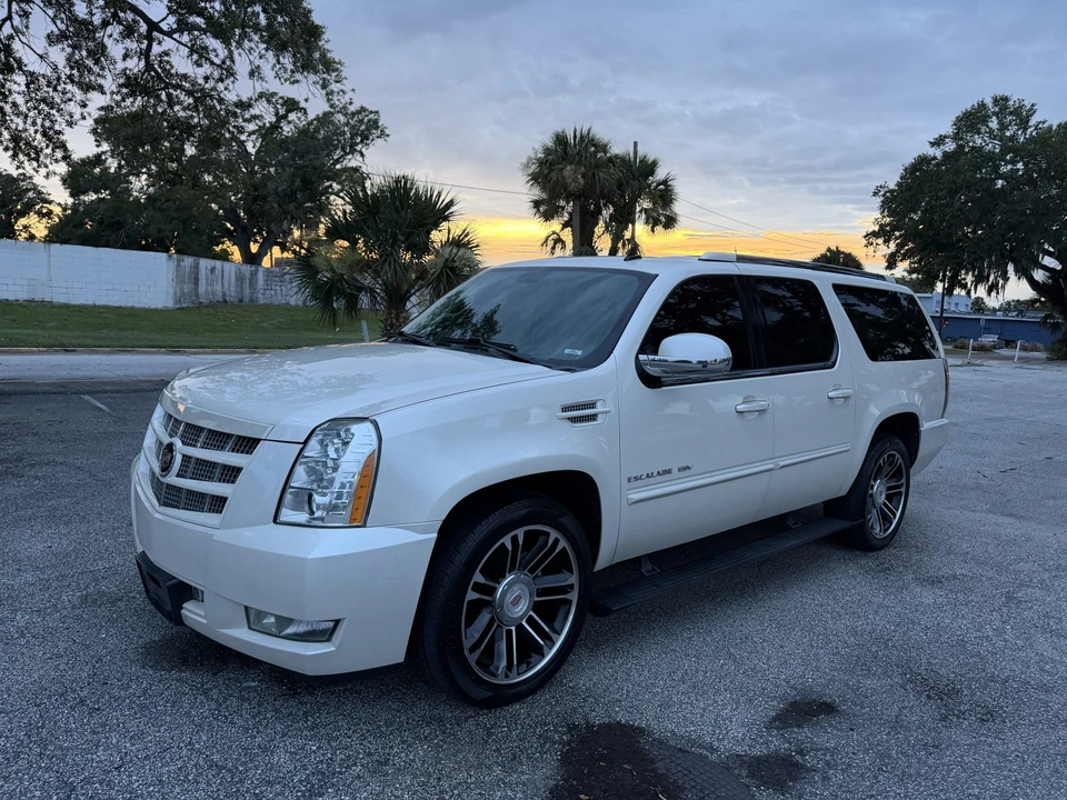 2013 Cadillac Escalade & EXT 3rd Gen - Image 3 of 31