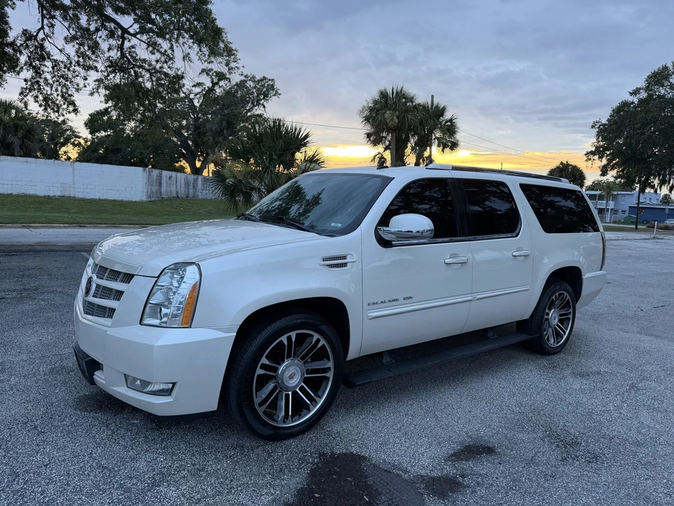 2013 Cadillac Escalade & EXT 3rd Gen - Image 2 of 31