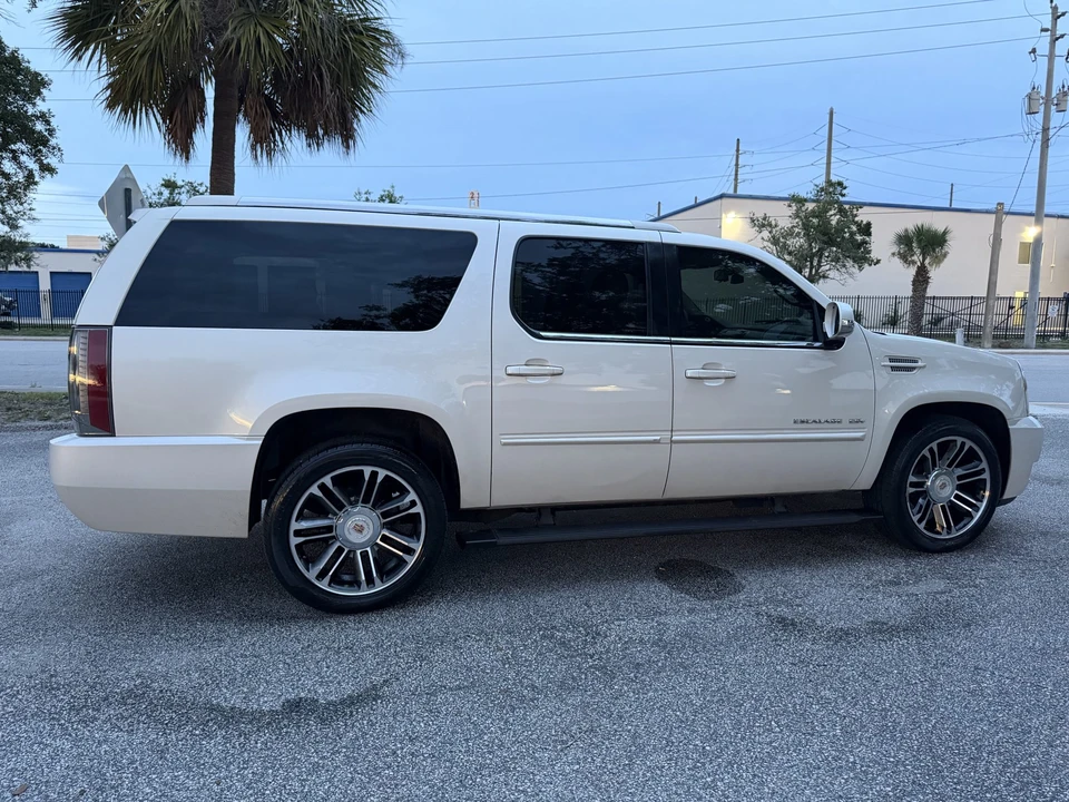 2013 Cadillac Escalade & EXT 3rd Gen - Image 28 of 31