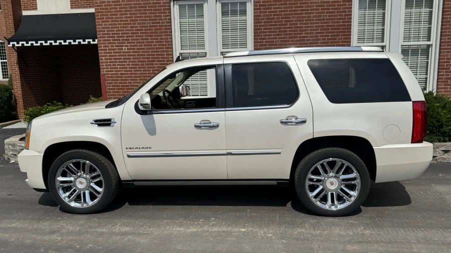 2013 Cadillac Escalade & EXT 3rd Gen - Image 2 of 13