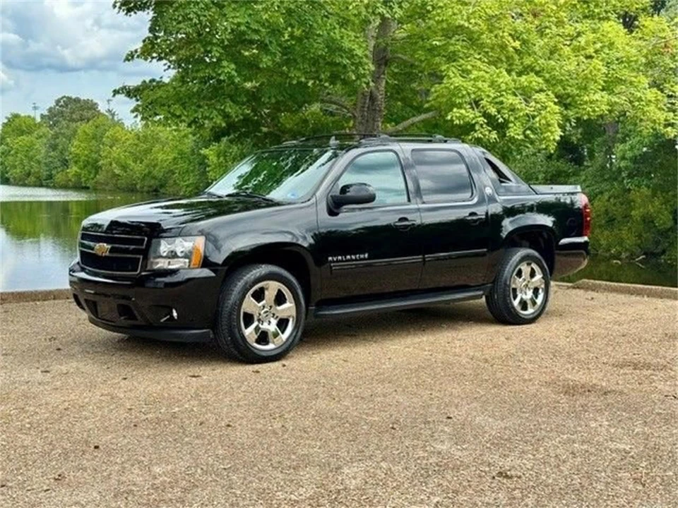 2013 Chevrolet Avalanche - Image 9 of 22