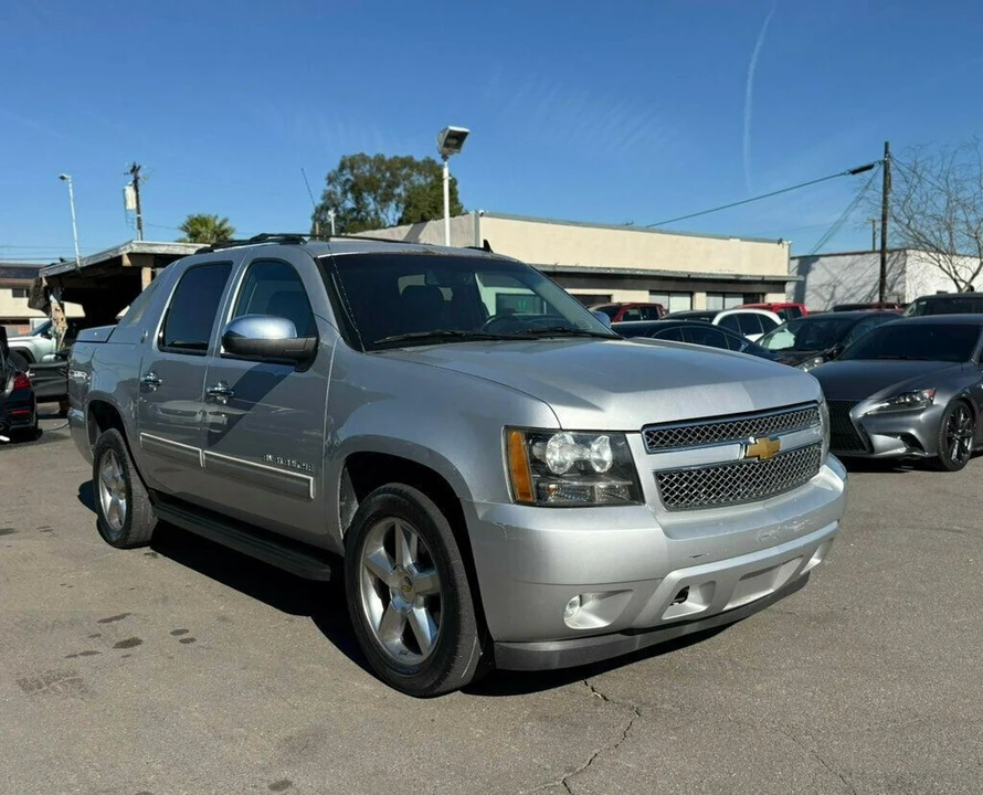 2013 Chevrolet Avalanche - Image 3 of 21