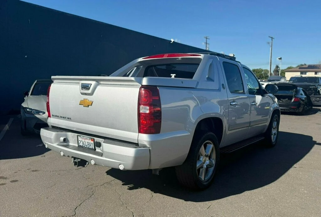2013 Chevrolet Avalanche - Image 4 of 21