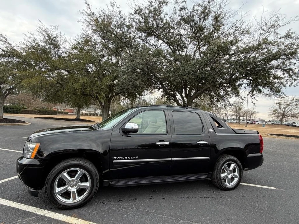 2013 Chevrolet Avalanche - Image 2 of 21