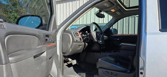 2013 Chevrolet Avalanche - Image 9 of 18