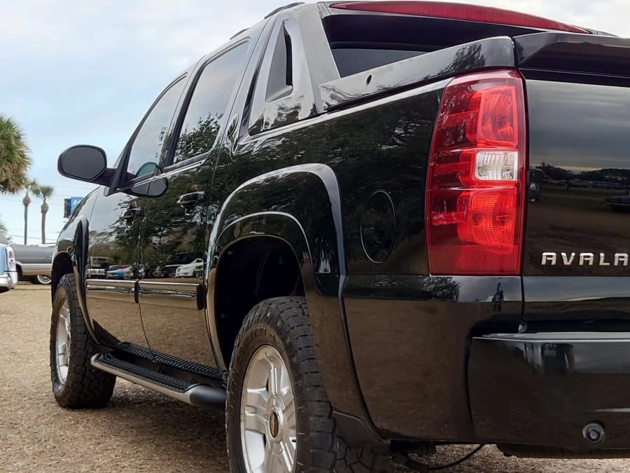 2013 Chevrolet Avalanche - Image 5 of 19