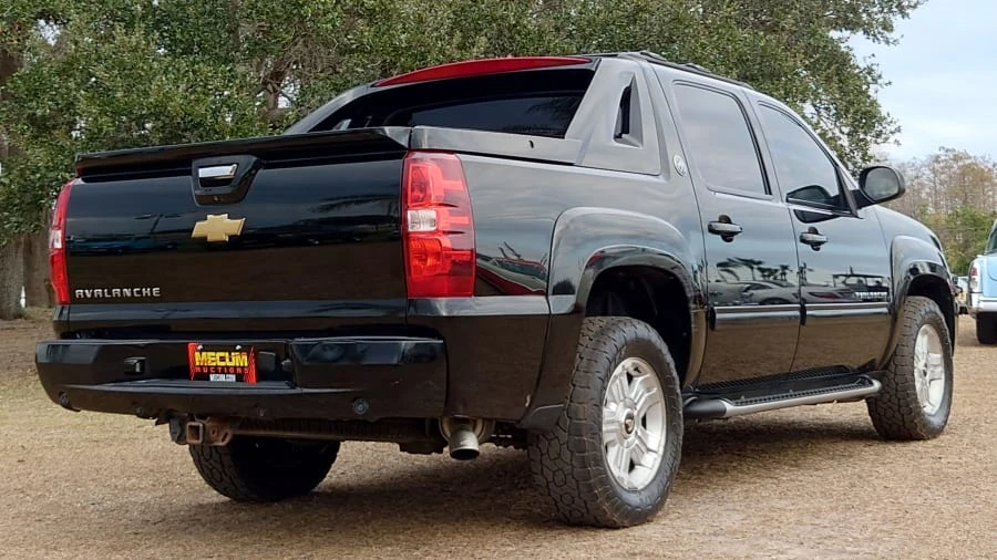 2013 Chevrolet Avalanche - Image 2 of 19