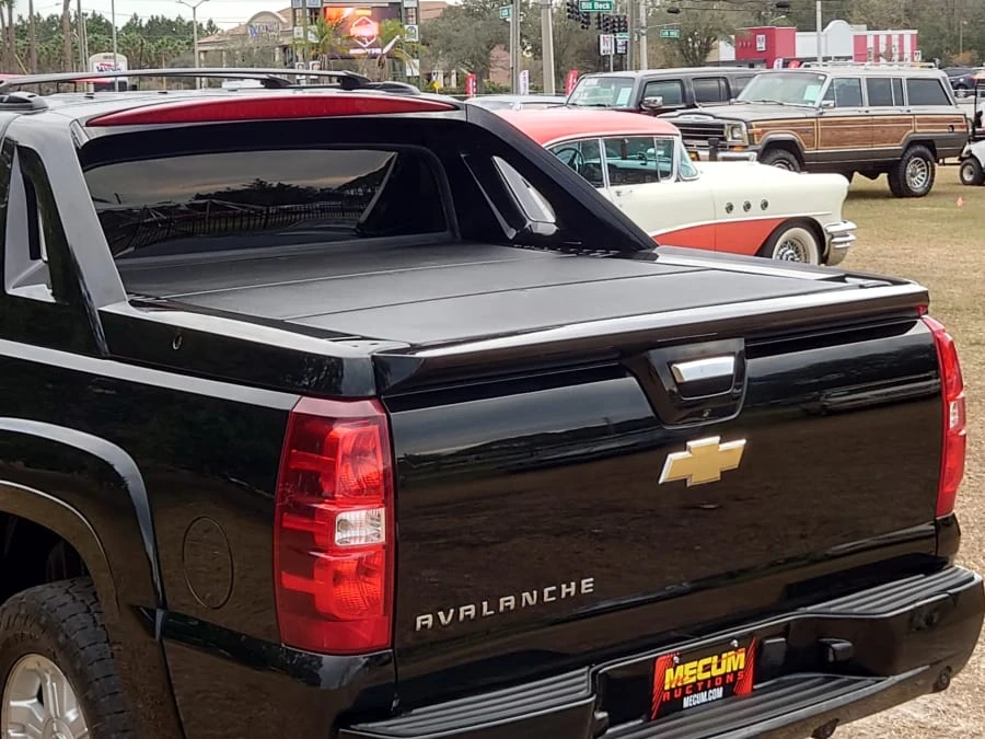 2013 Chevrolet Avalanche - Image 9 of 19