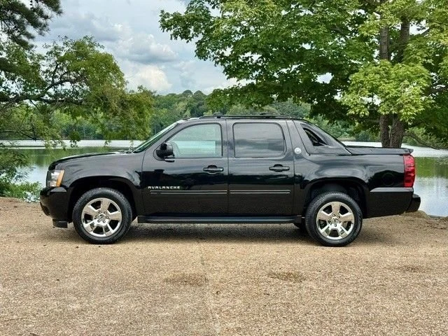 2013 Chevrolet Avalanche - Image 8 of 22