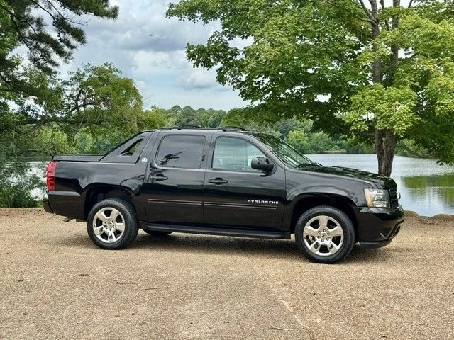 2013 Chevrolet Avalanche - Image 2 of 22