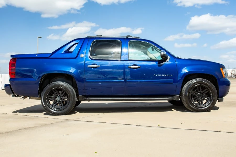 2013 Chevrolet Avalanche - Image 2 of 21