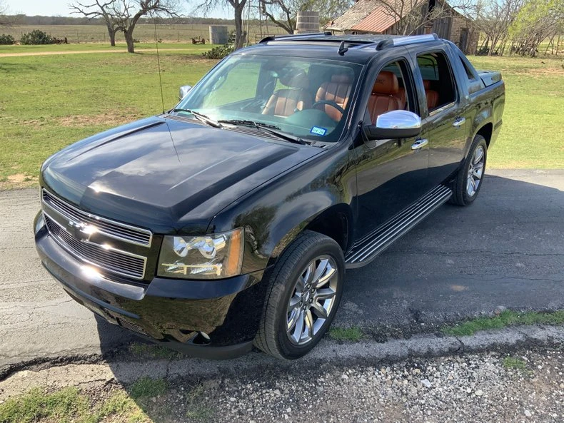 2013 Chevrolet Avalanche - Image 2 of 31