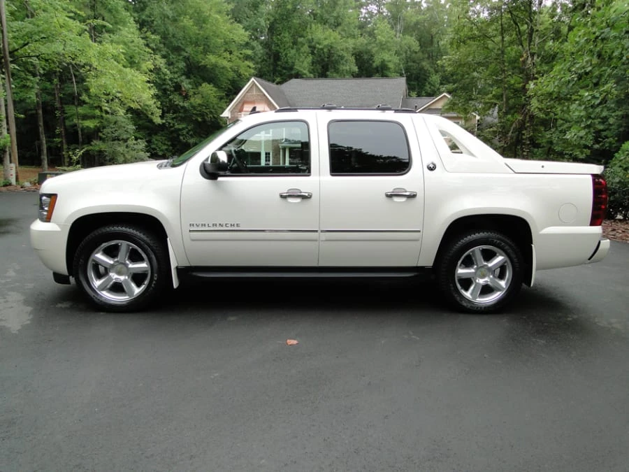 2013 Chevrolet Avalanche - Image 2 of 7