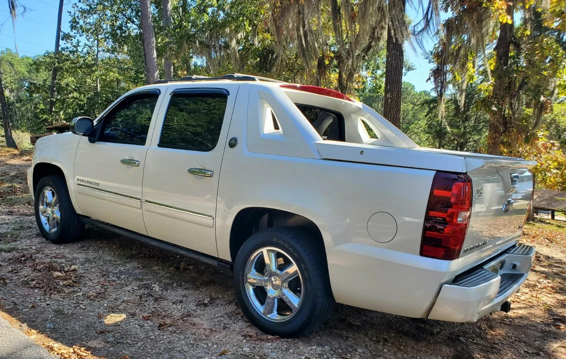 2013 Chevrolet Avalanche - Image 5 of 21