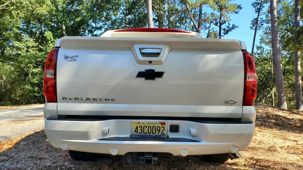 2013 Chevrolet Avalanche - Image 8 of 21