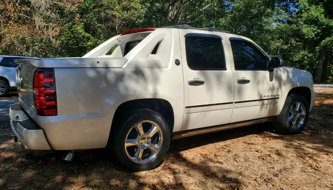 2013 Chevrolet Avalanche - Image 4 of 21