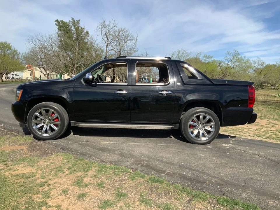 2013 Chevrolet Avalanche - Image 15 of 21