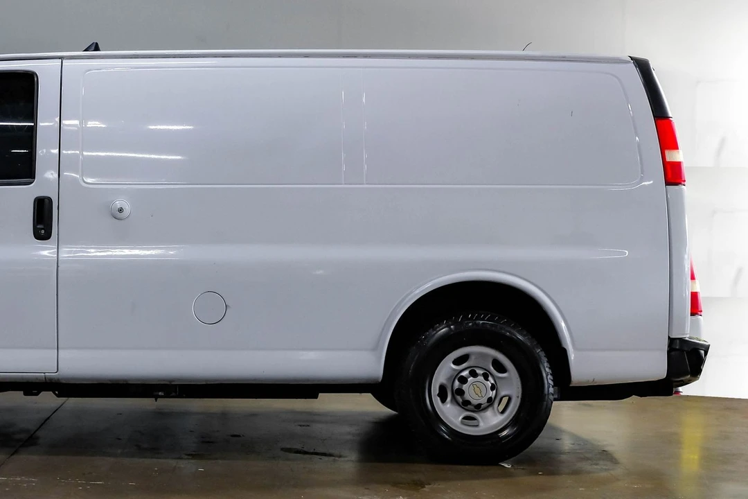 2013 Chevrolet Express - Image 17 of 21