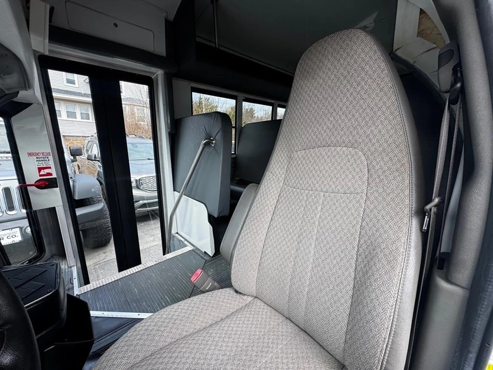 2013 Chevrolet Express - Image 11 of 17