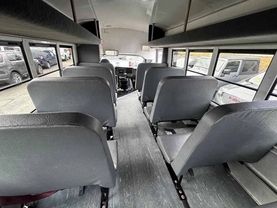 2013 Chevrolet Express - Image 16 of 17