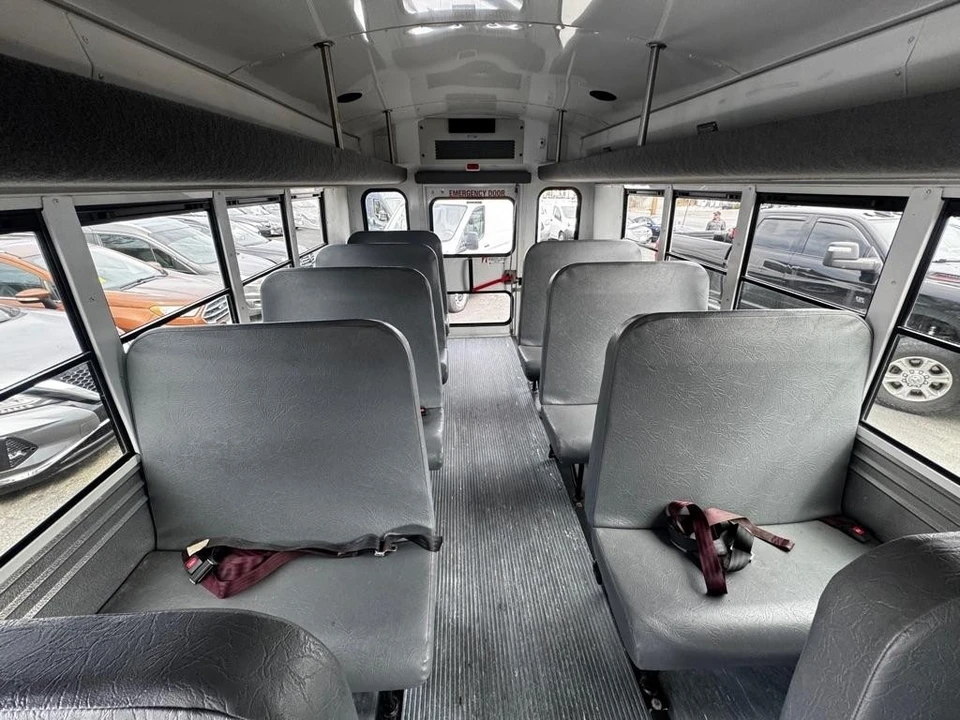 2013 Chevrolet Express - Image 15 of 17