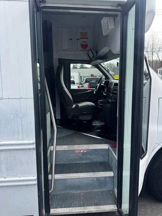 2013 Chevrolet Express - Image 14 of 17