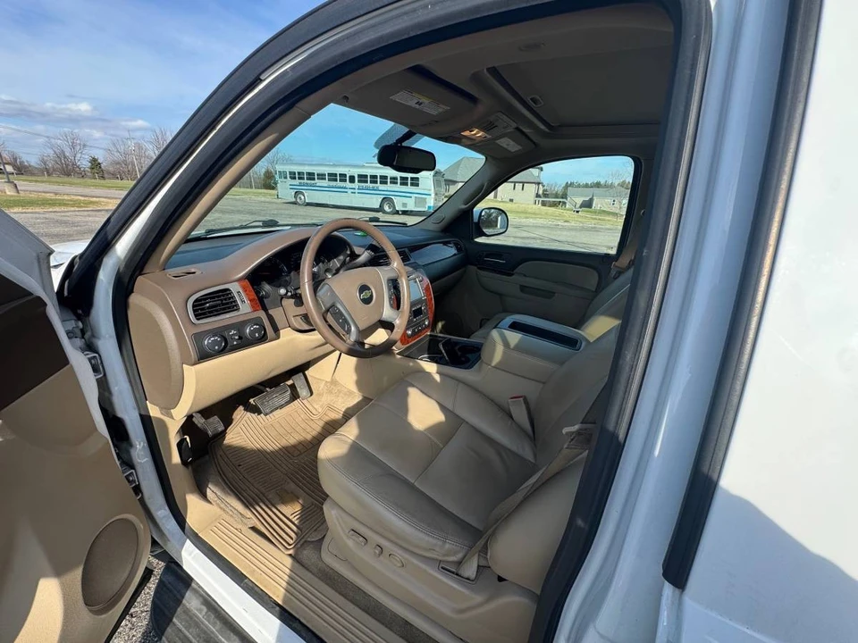 2013 Chevrolet Suburban 10th Gen - Image 15 of 21
