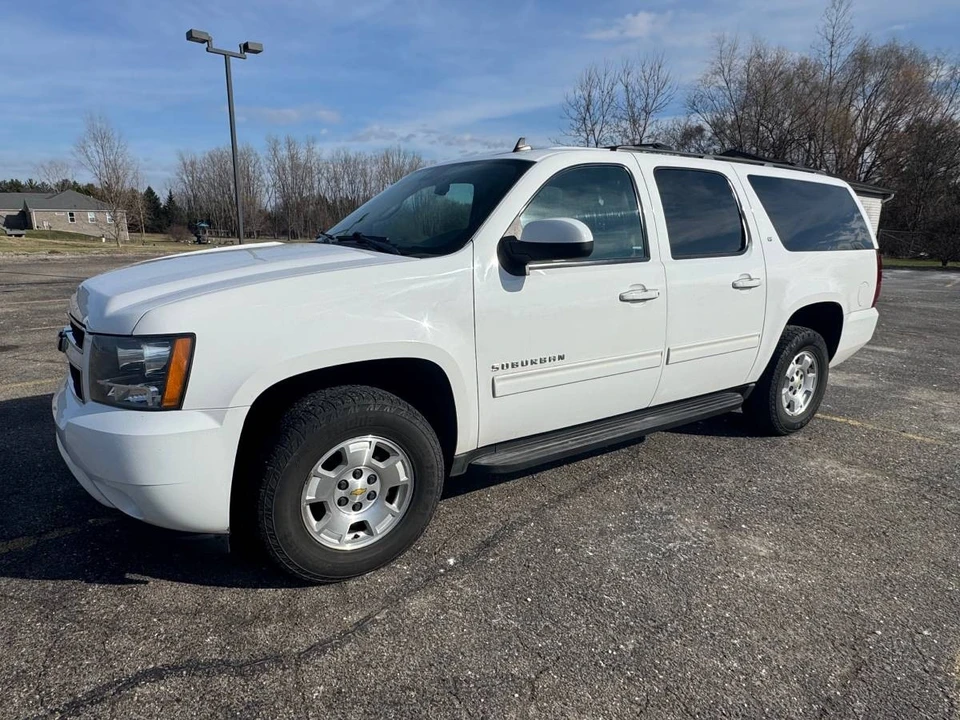 2013 Chevrolet Suburban 10th Gen - Image 2 of 21