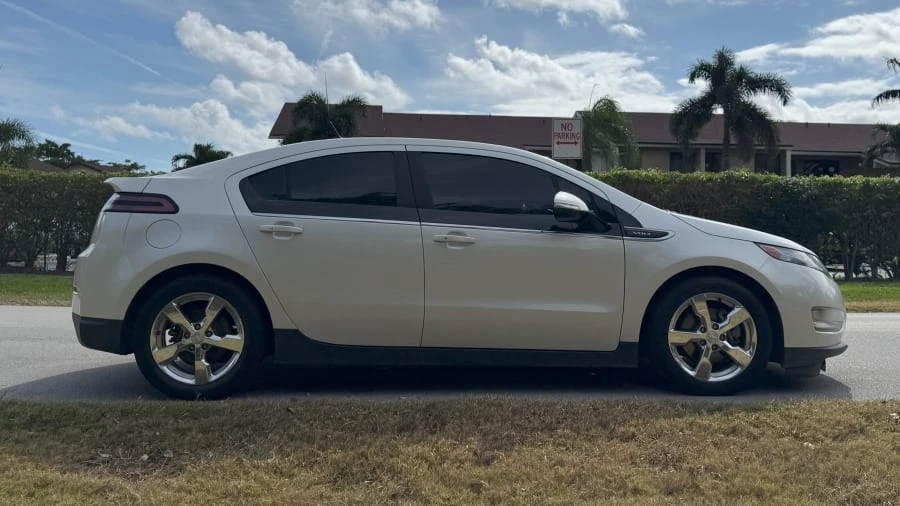 2013 Chevrolet Volt - Image 2 of 18