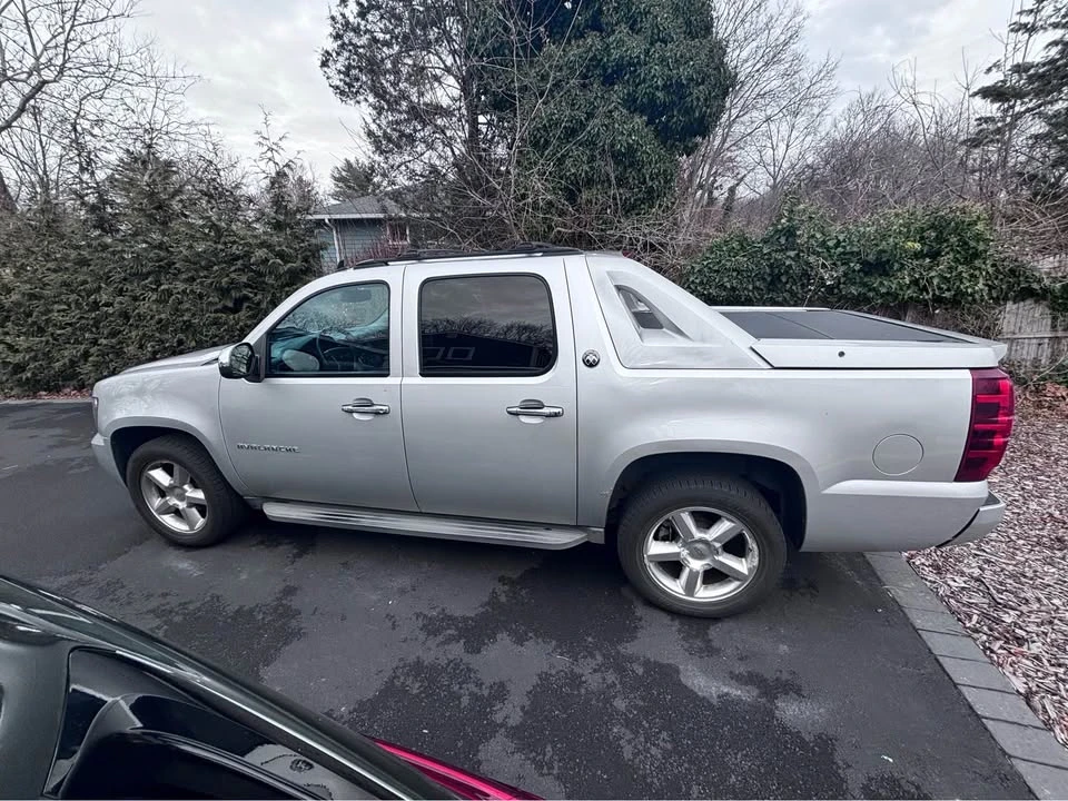 2013 Chevrolet Avalanche - Image 2 of 15