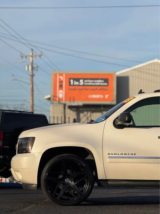 2013 Chevrolet Avalanche - Image 18 of 20