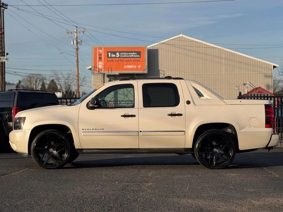 2013 Chevrolet Avalanche - Image 19 of 20