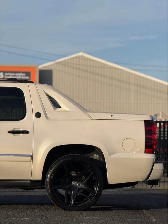 2013 Chevrolet Avalanche - Image 17 of 20