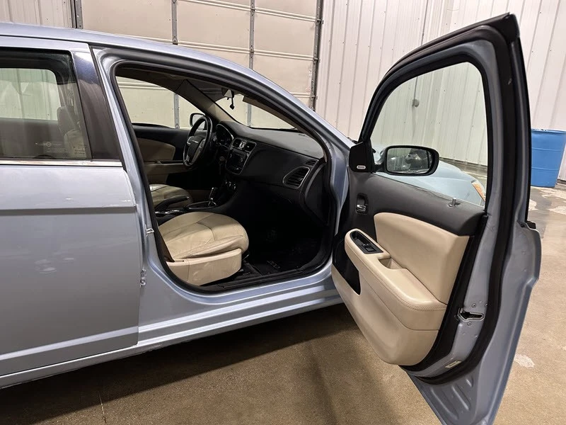 2013 Chrysler 200 - Image 14 of 20
