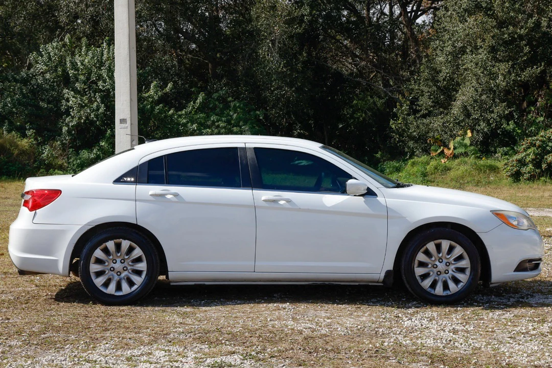 2013 Chrysler 200 - Image 13 of 21