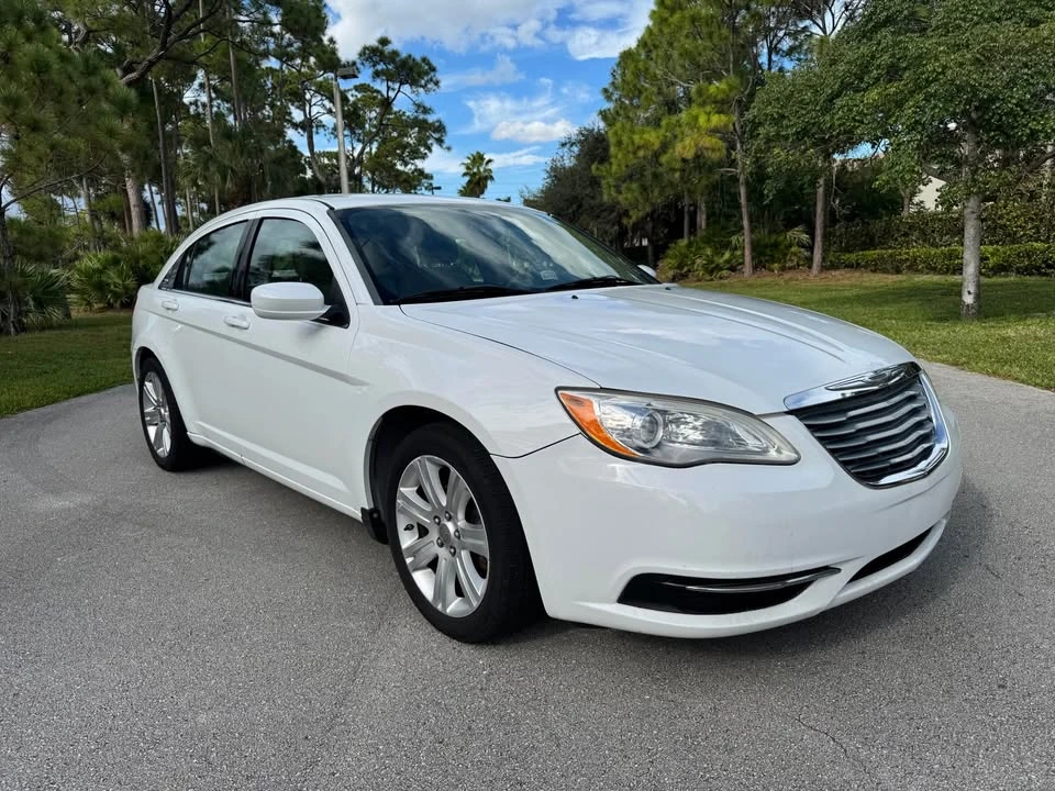 2013 Chrysler 200 - Image 5 of 10