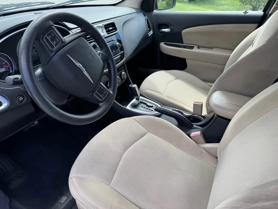 2013 Chrysler 200 - Image 9 of 10