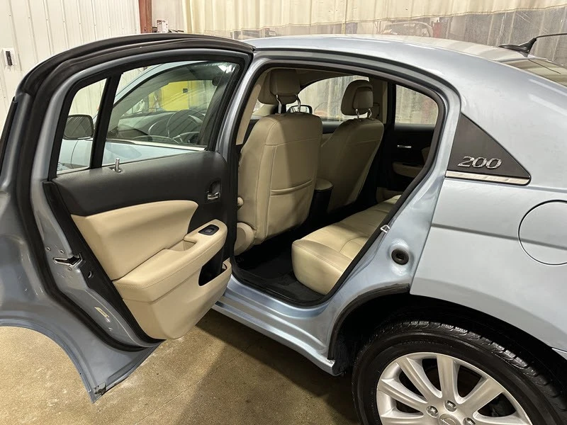 2013 Chrysler 200 - Image 9 of 12