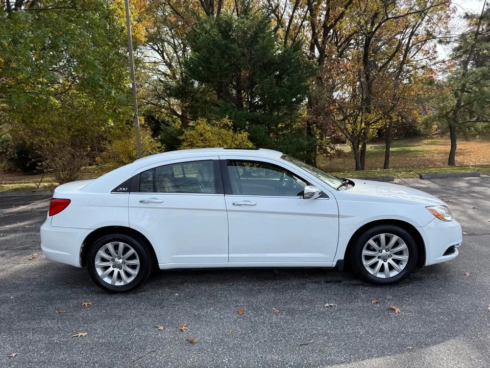 2013 Chrysler 200 - Image 2 of 11