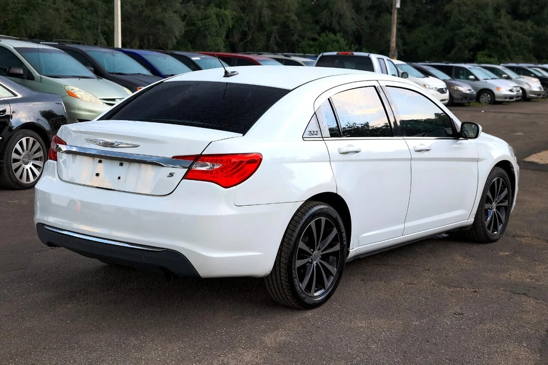 2013 Chrysler 200 - Image 11 of 12