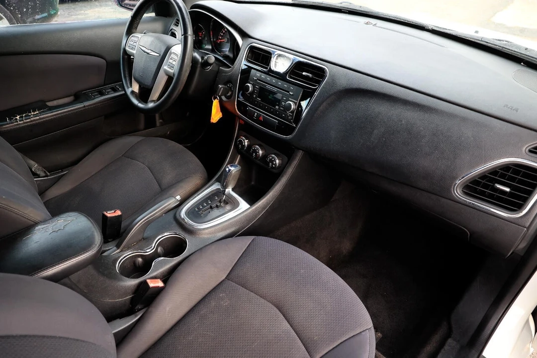 2013 Chrysler 200 - Image 16 of 21