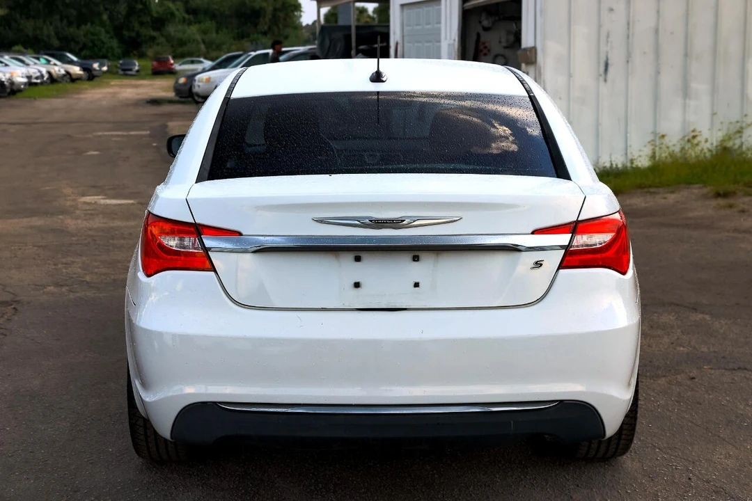 2013 Chrysler 200 - Image 9 of 12