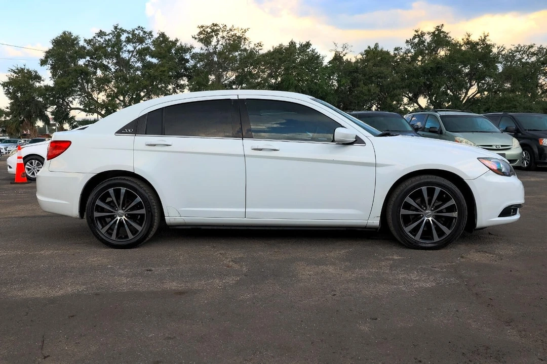2013 Chrysler 200 - Image 13 of 21