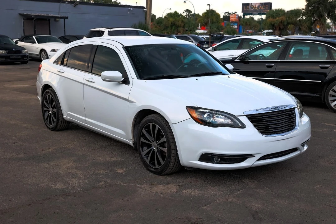2013 Chrysler 200 - Image 15 of 21