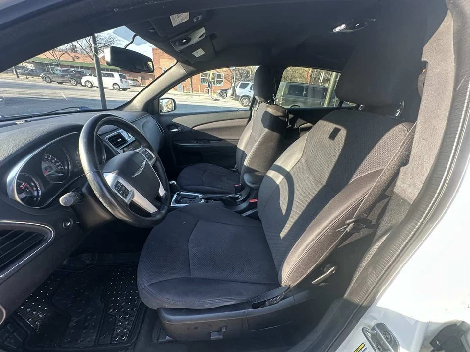 2013 Chrysler 200 - Image 10 of 15