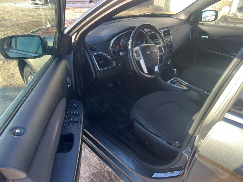2013 Chrysler 200 - Image 4 of 10